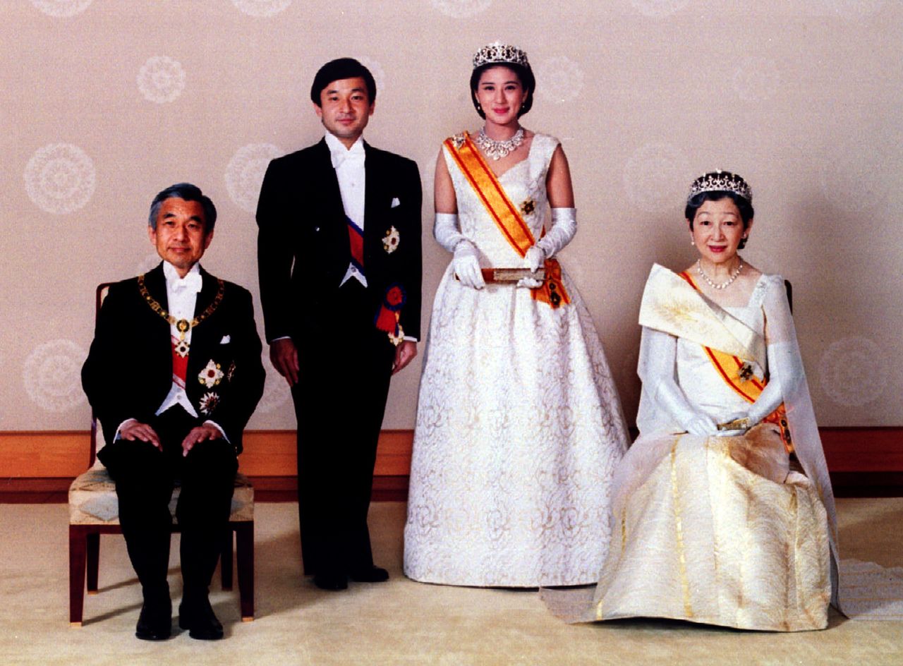 Una fotografía conmemorativa del matrimonio de los emperadores de Japón (ambos de pie). La tiara que lucía la ahora emperatriz emérita Michiko ahora pertenece a la emperatriz Masako. (Reuters) 