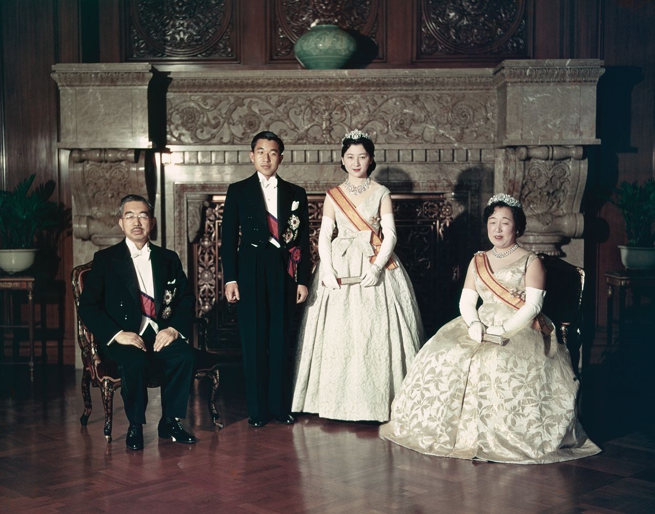 Los entonces príncipes herederos Akihito y Michiko (de pie) con el emperador Hirohito y la emperatriz Nagako tras la ceremonia Chōken no Gi el 10 de abril de 1959 en el Palacio Imperial.
