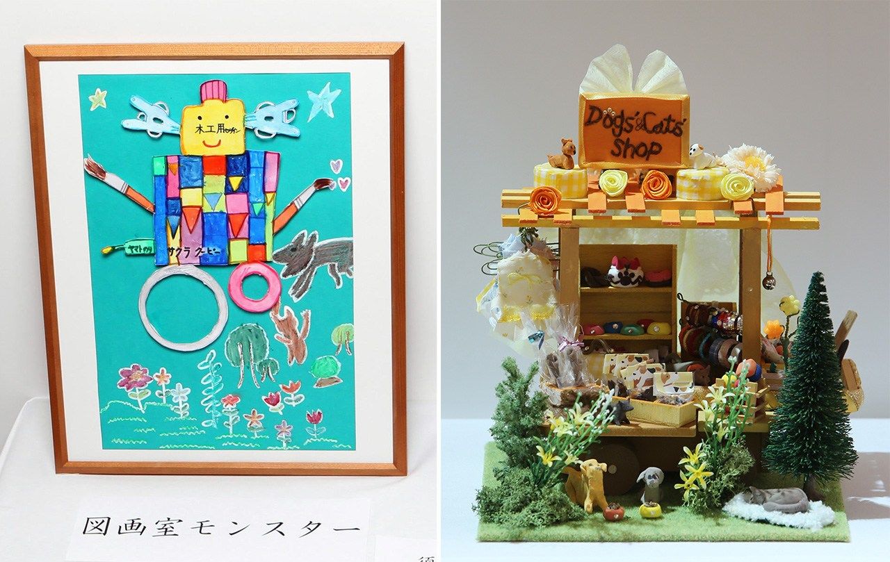 Obras de la princesa Aiko para el Festival de cultura y arte del personal de la Agencia de la Casa Imperial: (izquierda) Un “monstruo de la sala de arte”, de diciembre de 2010. (© Jiji; pool photo); (derecha) El puesto de un mercado en miniatura, de 2013. (© Jiji; pool photo)