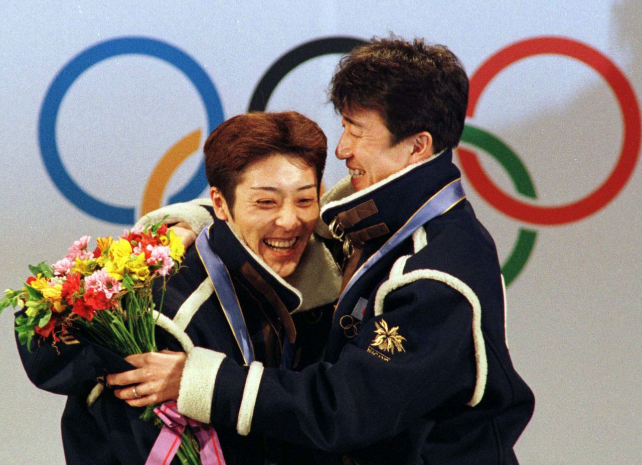 El medallista de oro Funaki Kazuyoshi y el medallista de bronce Harada Masahiko del trampolín grande se abrazan en los Juegos Olímpicos de Nagano. (Reuters)