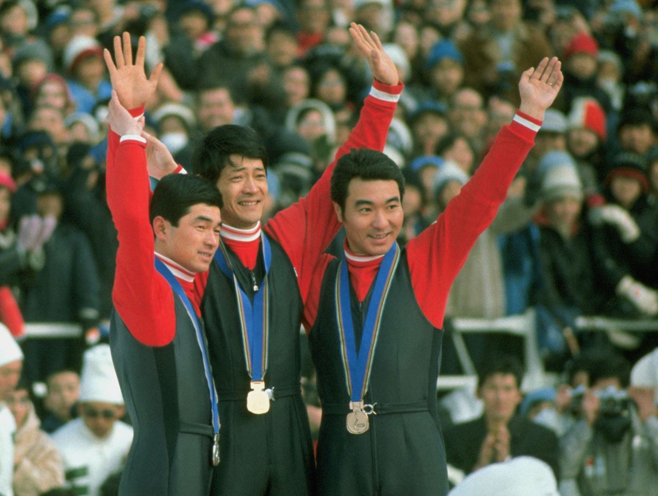 El escuadrón del Sol Naciente dominó el podio en la prueba de salto de esquí con trampolín normal K-70 masculino en los Juegos Olímpicos de Sapporo. Kasaya Yukio (oro), centro, Konno Akitsugu (plata), izquierda, y Aochi Seiji (bronce), derecha. (Jiji Press)