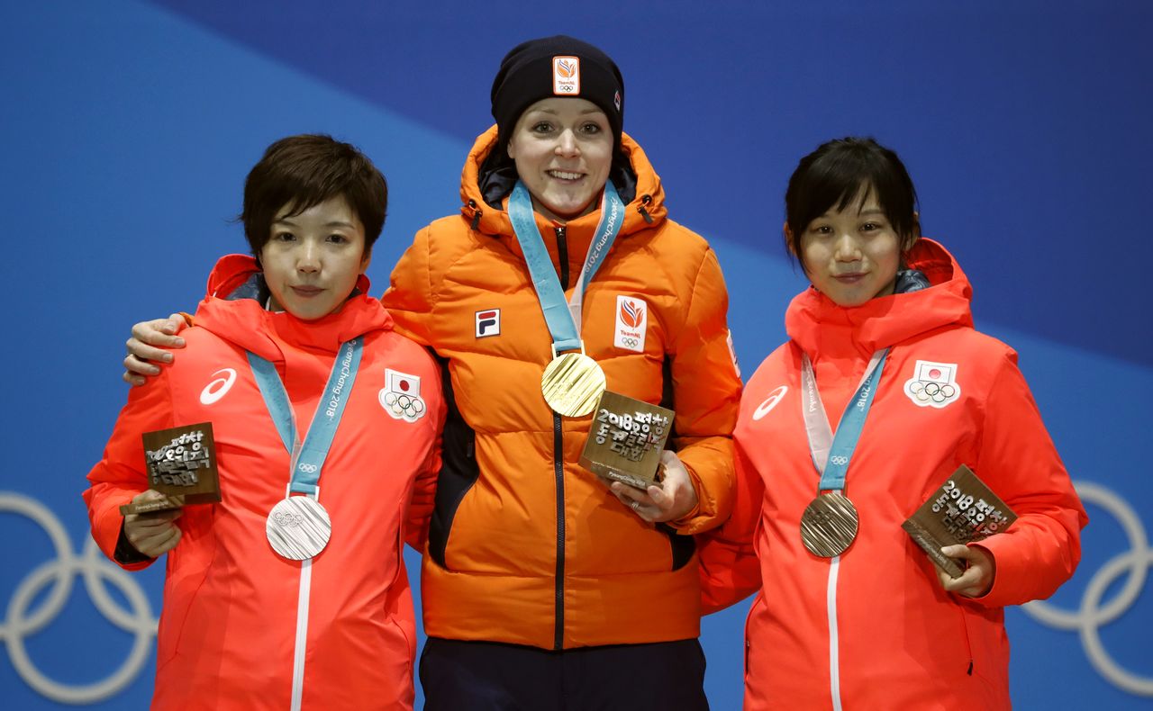 Las rivales Kodaira Nao (plata) y Takagi Miho (bronce) comparten el podio. (Reuters)