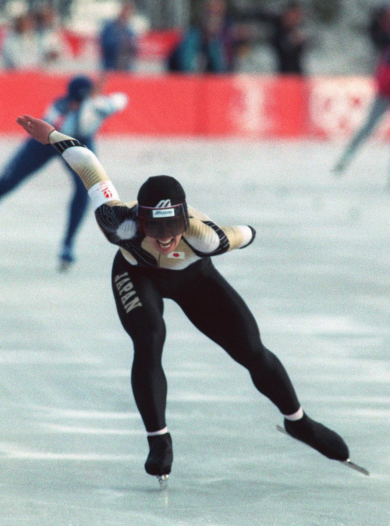 La potente carrera de Hashimoto Seiko para ganar la medalla de bronce en los 1.500 metros de patinaje de velocidad femenino. (Jiji Press)