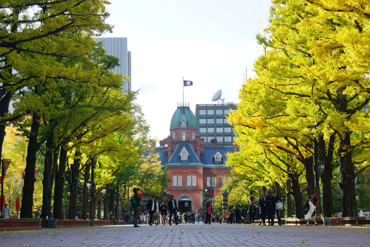 La antigua oficina gubernamental de Hokkaidō con su emblemática fachada de ladrillos rojos.