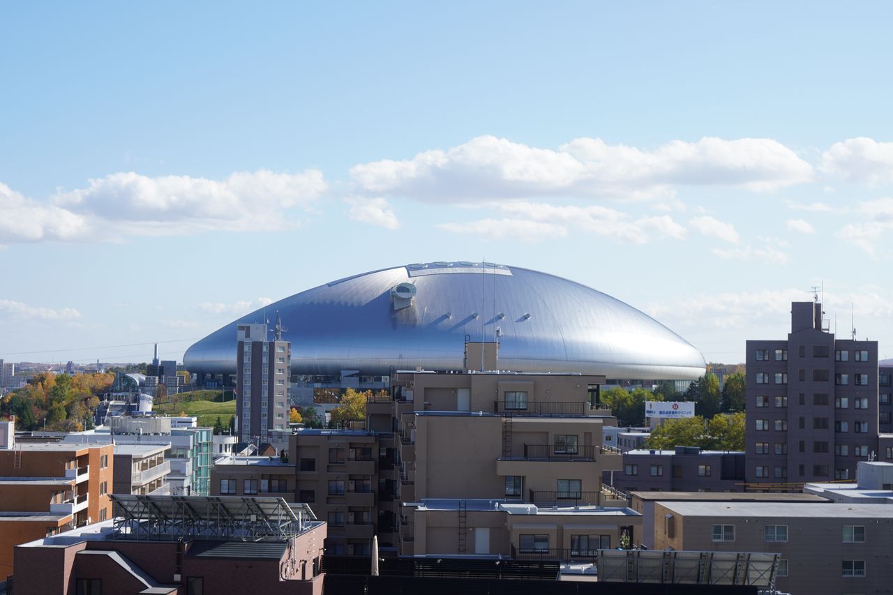 Sapporo Dome, el estadio local de Nippon Ham y Consadole Sapporo. Parece un ovni que ha realizado un aterrizaje de emergencia en una zona residencial.