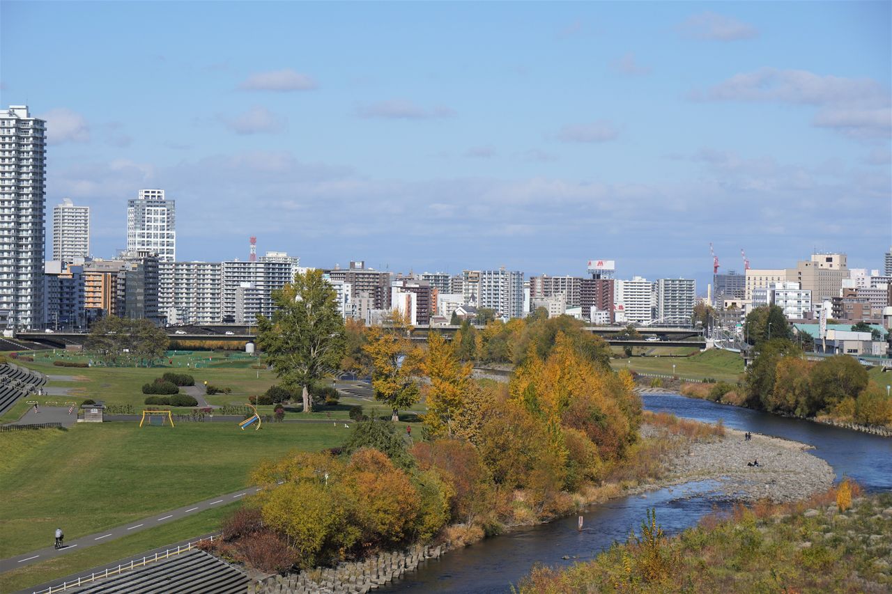 El centro de Sapporo visto desde el otro lado del río Toyohira, que fluye pacíficamente.