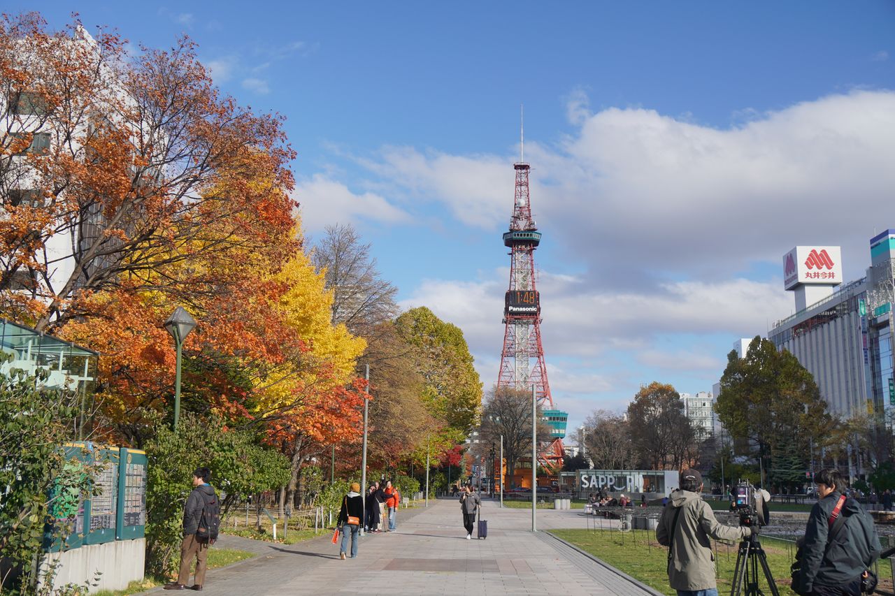 Vista de la torre televisiva de Sapporo desde el parque Ōdōri.