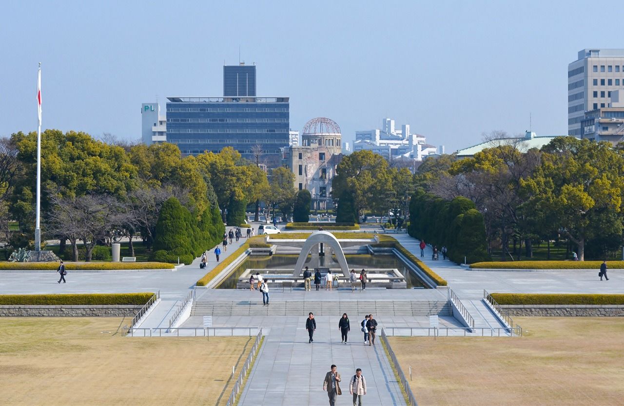 El cenotafio de la Cúpula de la Bomba Atómica en el Parque Memorial de la Paz de Hiroshima.