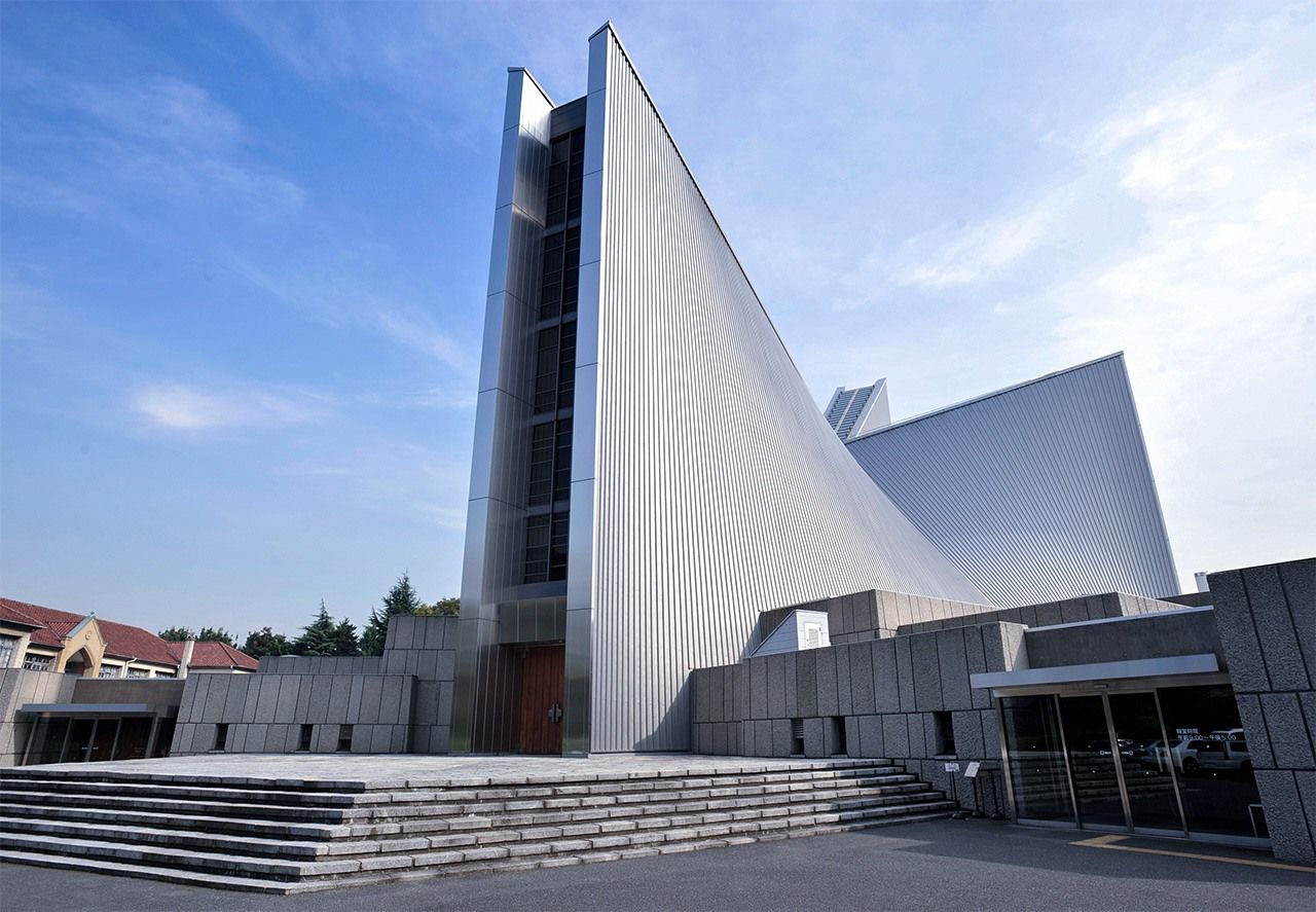 La catedral de Santa María tiene un llamativo estilo modernista. (© Jiji)