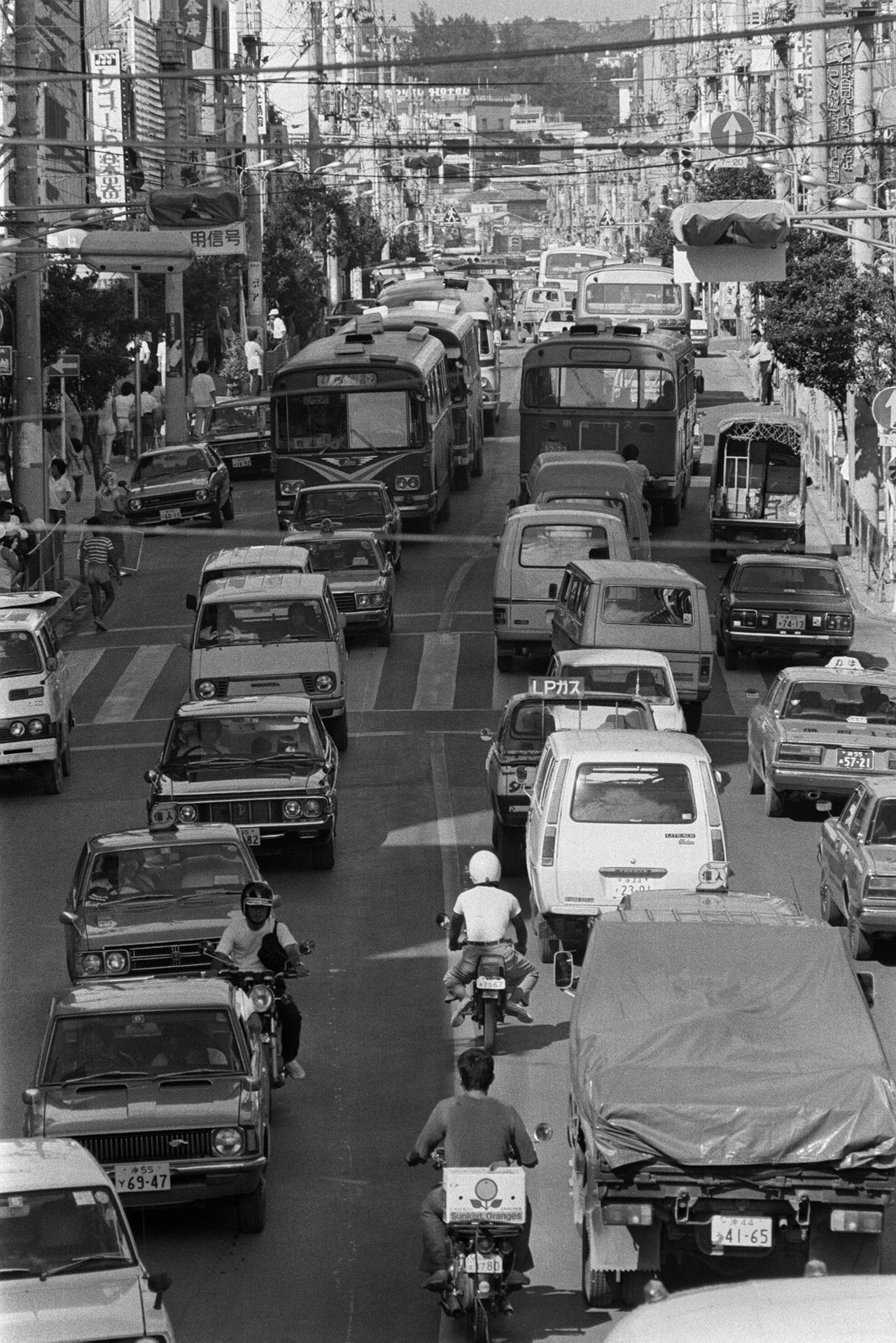 Último día para que los vehículos circulen por el lado derecho de la carretera en Okinawa, 29 de julio de 1978. (Jiji Press)