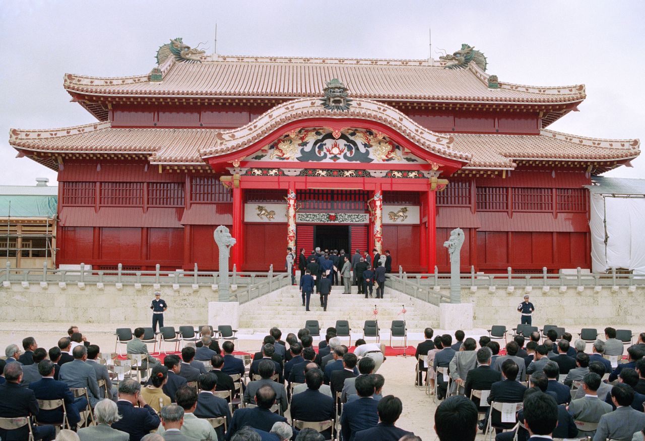 El edificio principal del castillo de Shuri, que abrió al público con motivo de una ceremonia conmemorativa, en el parque del castillo de Shuri, en la ciudad de Naha, el 15 de mayo de 1992. (Jiji Press)