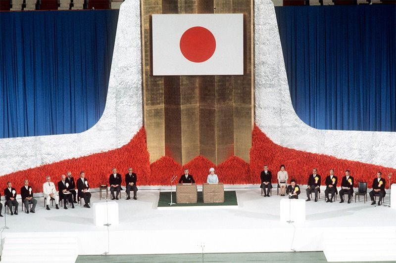 El emperador Shōwa asiste a la ceremonia de conmemoración de la reversión de Okinawa a Japón. Mayo de 1972, Nippon Budōkan, Tokio. (Jiji Press)