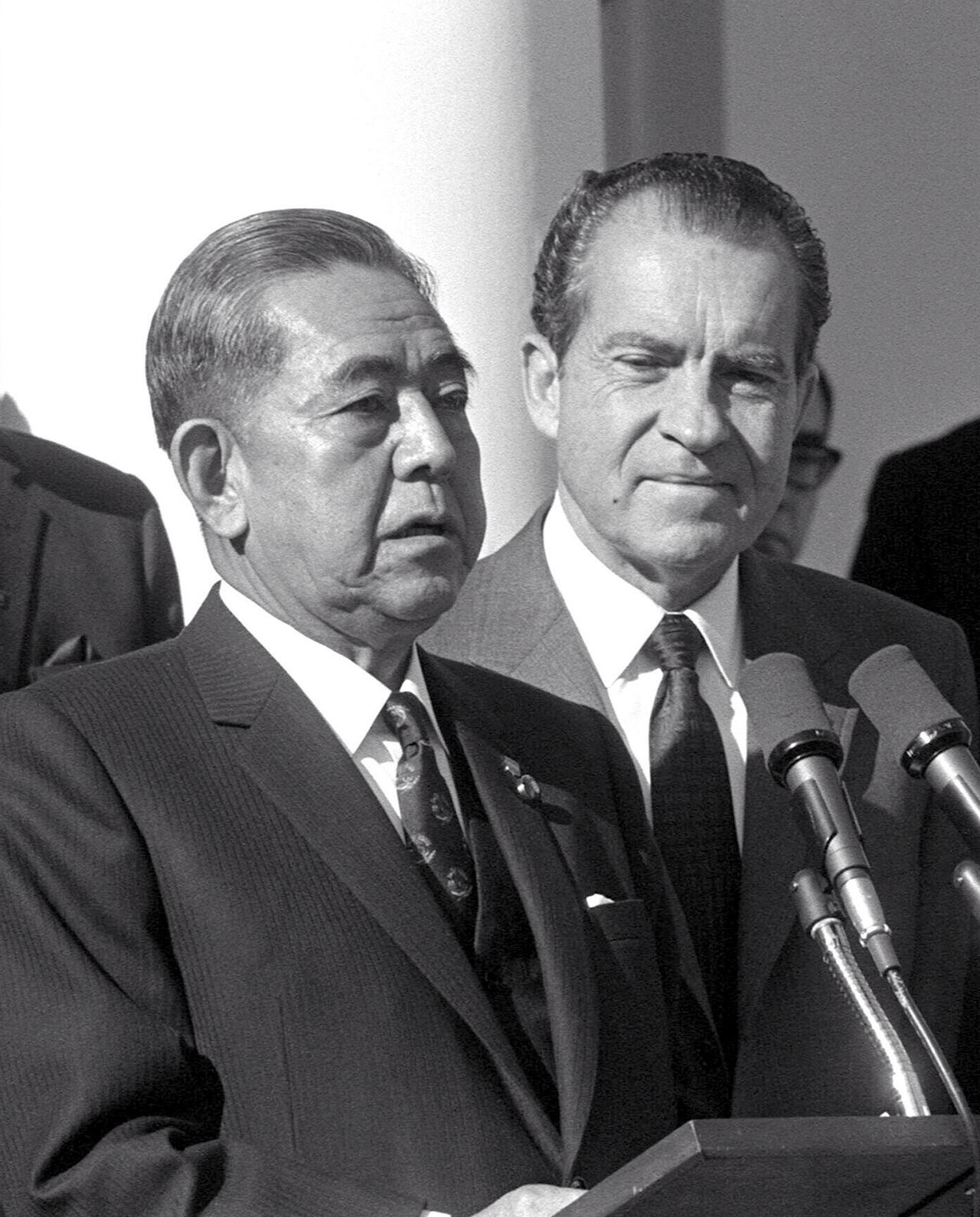 El primer ministro Satō Eisaku (izquierda) y el presidente estadounidense Richard Nixon anuncian una declaración conjunta tras su reunión en la Casa Blanca, en Washington, EE. UU., el 21 de noviembre de 1969. (Jiji Press)