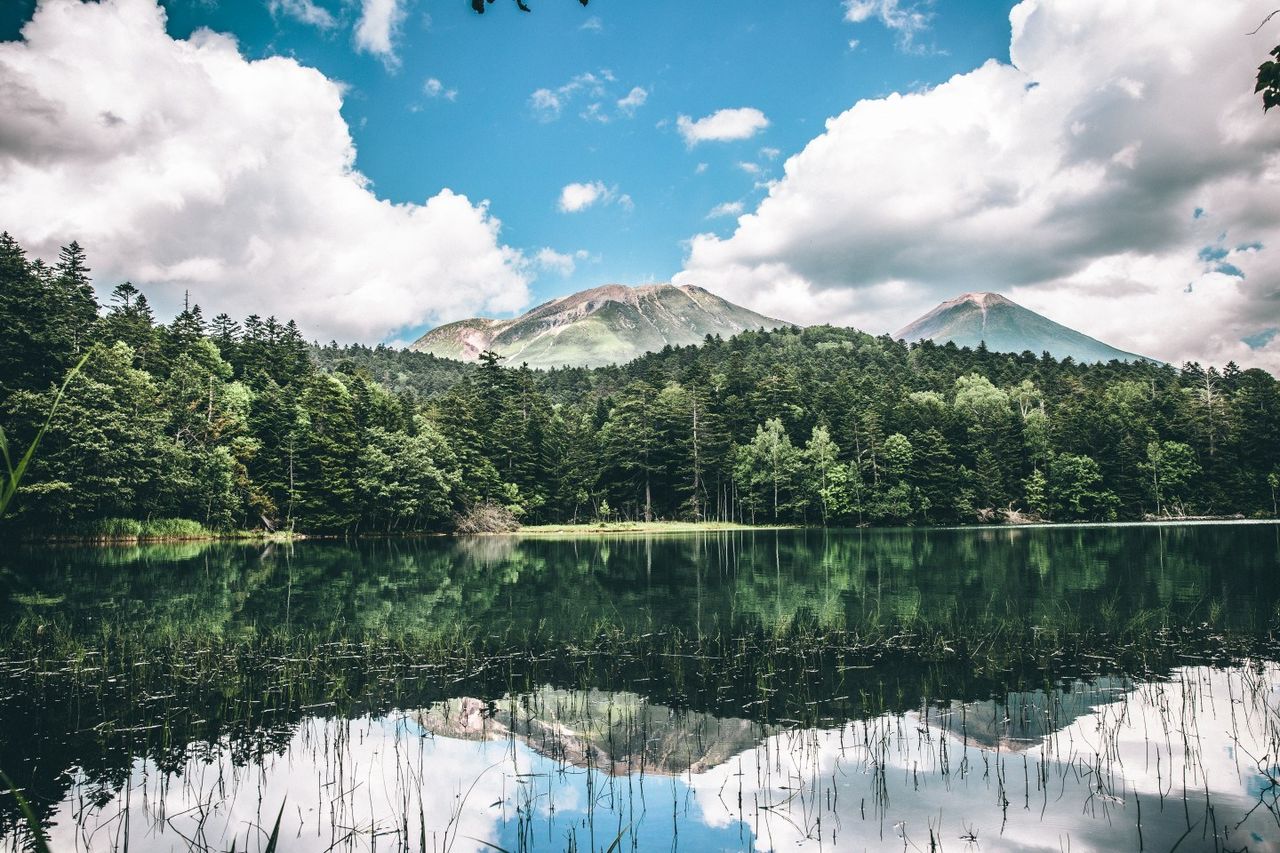 Onnetō, conocido como el lago sagrado, es un lago de 2,5 kilómetros de circunferencia que se encuentra en las faldas del monte Meakan. Dependiendo de la estación, el tiempo y la perspectiva sus aguas parecen azules, esmeralda o índigo.