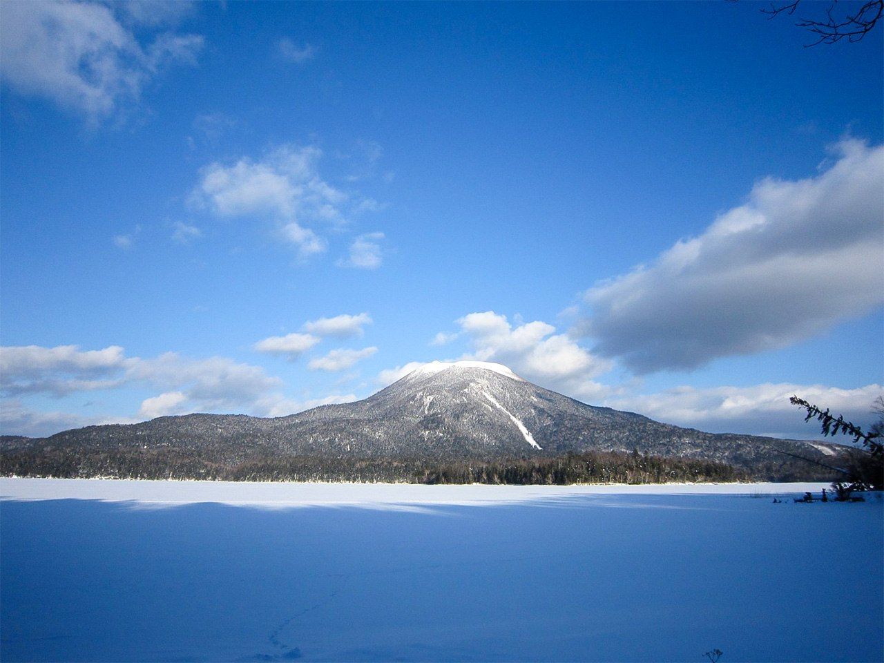 Paisaje invernal en la montaña Oakan.