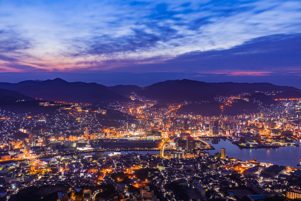 La vista nocturna del puerto de Nagasaki vista desde el monte Inasa. (PIXTA)
