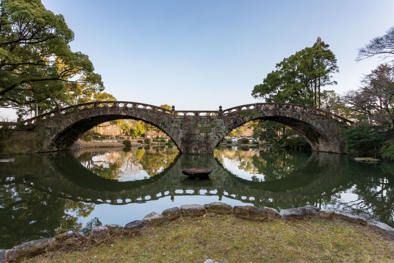 Puente Meganebashi del parque de Isahaya. (PIXTA)