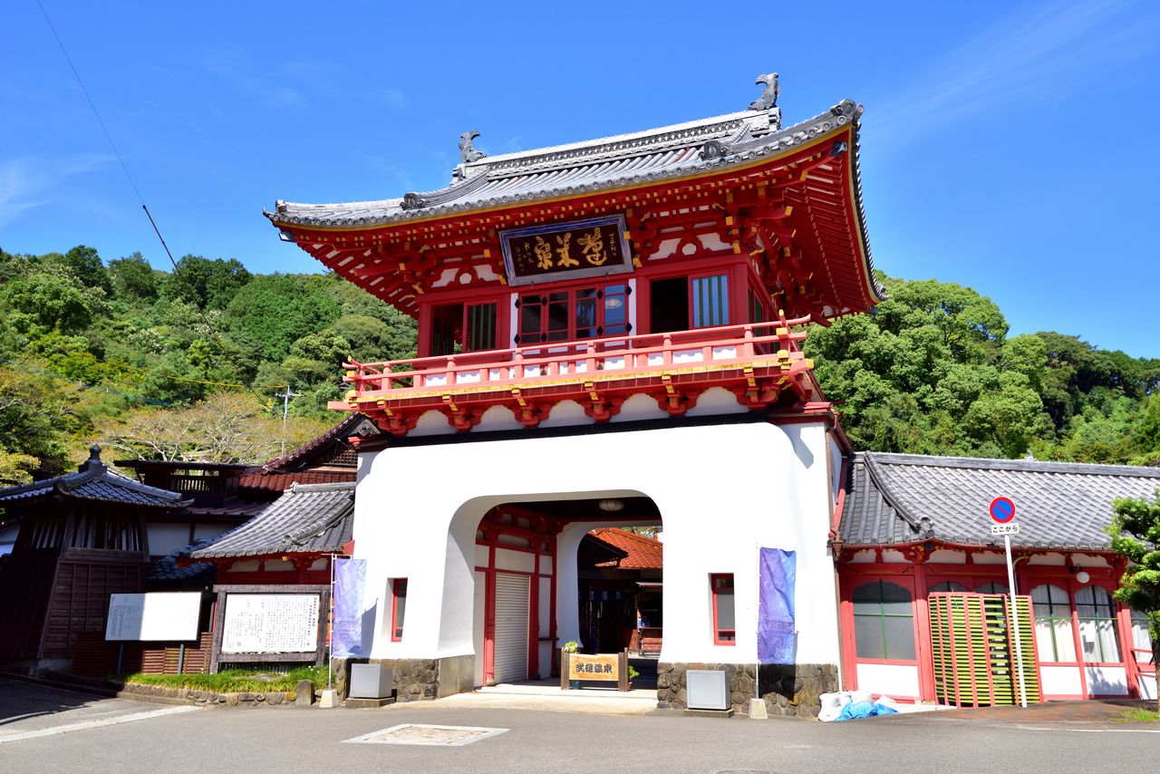 Portal rōmon de las aguas termales de Takeo. (PIXTA)