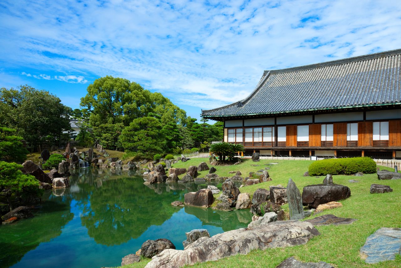 Jardín Ni no Maru del castillo de Nijō. (PIXTA)