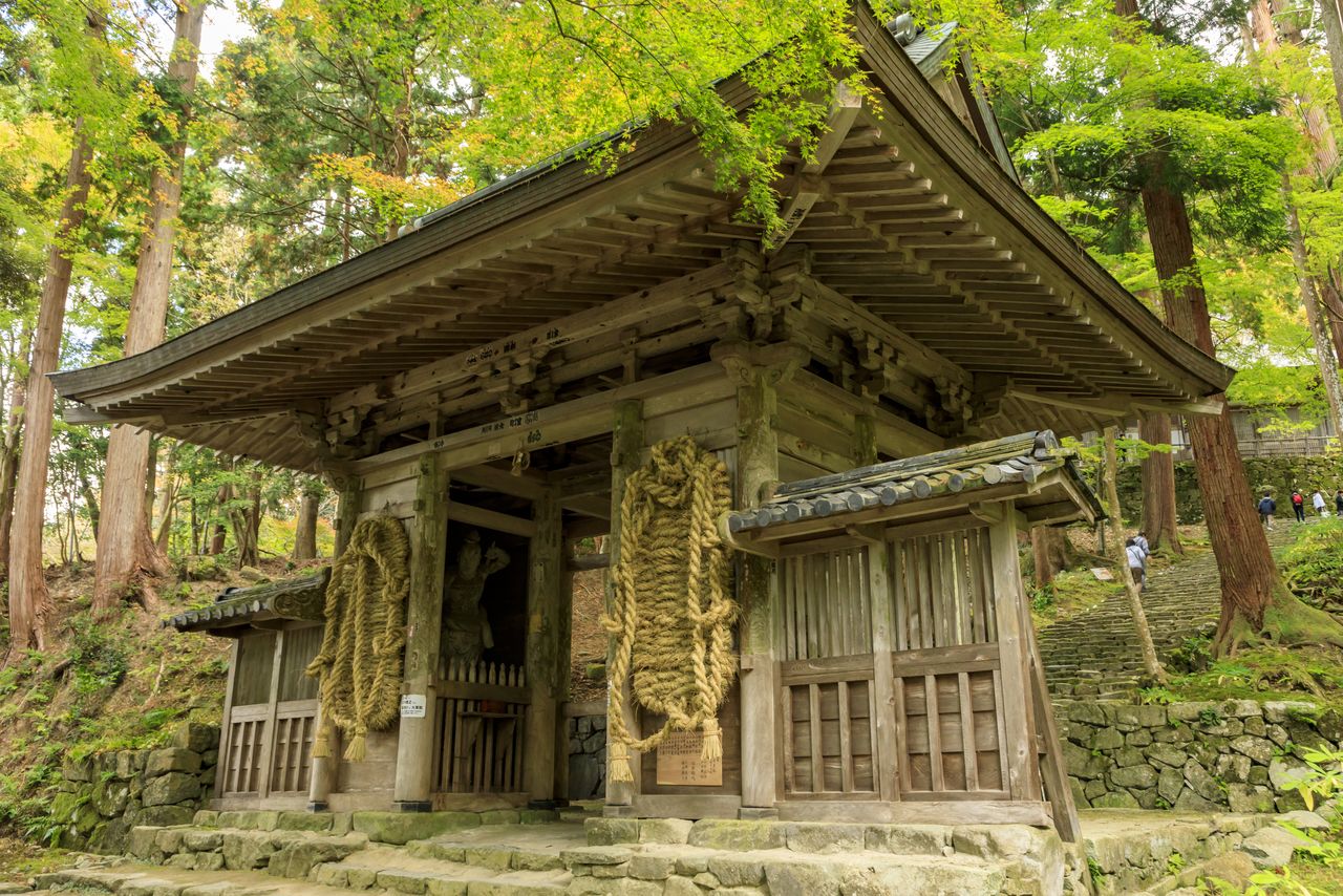 Las sandalias gigantes de paja en la puerta Niōmon del Templo Hyakusaiji. Se dice que los Niō se quitan las sandalias por la noche y descansan de pie dentro de la puerta (PIXTA).