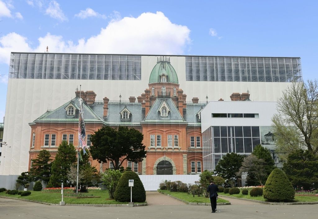 El edificio gubernamental de ladrillo rojo en proceso de renovación. (Kyōdō Images)
