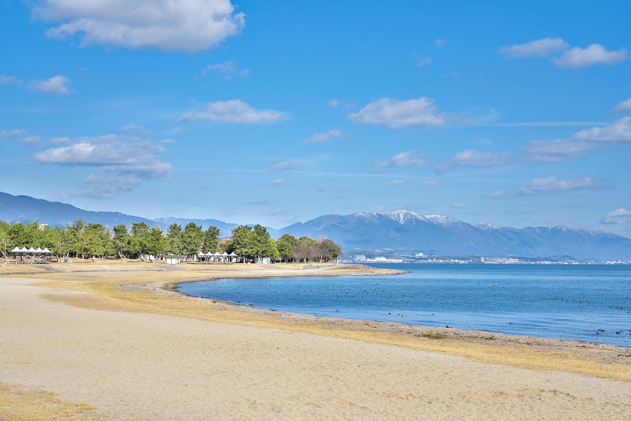 A orillas del lago en Ōtsu, el parque Nagisa y la playa Sunshine. (PIXTA)