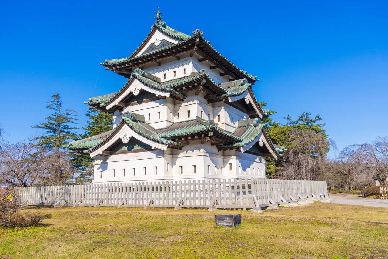 La atalaya de tres niveles del castillo de Hirosaki fue reconocida como un torreón no oficial. (PIXTA)