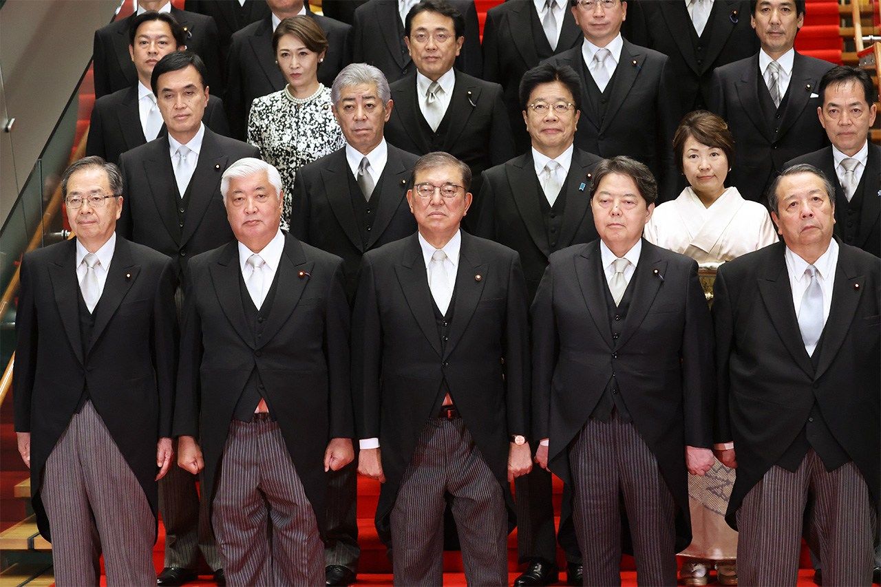 El primer ministro Ishiba Shigeru (primera fila, centro) y los miembros de su Gabinete posan para una foto tras su primera reunión del gabinete en la tarde del 1 de octubre de 2024 en la Oficina del Primer Ministro. (Jiji Press)