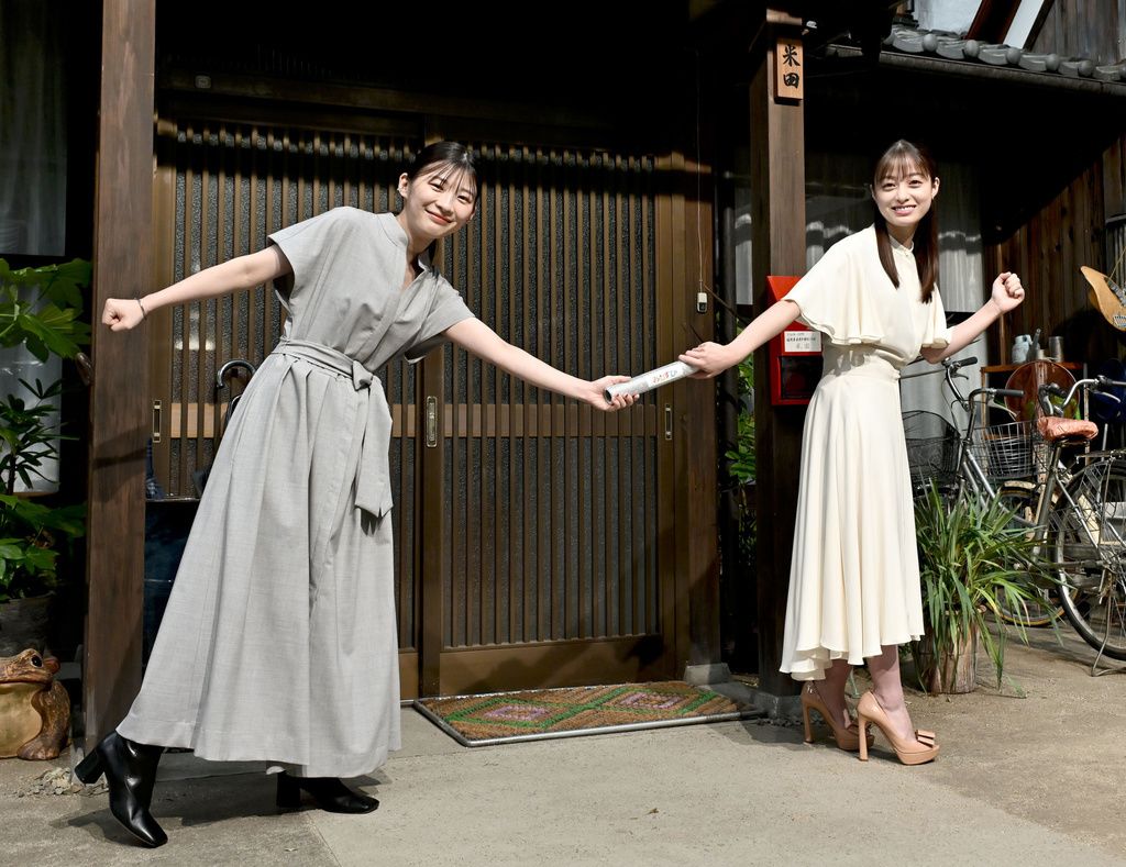 A la izquierda, Itō Sairi, protagonista de Tora ni Tsubasa, le pasa el testigo de manera simbólica a Hashimoto Kanna, protagonista de Omusubi, el 4 de septiembre de 2024. (©Kyōdō)
