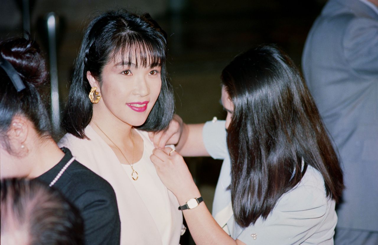 Ponen una insignia a Takaichi Sanae mientras asiste a su primera sesión en la Cámara de Representantes el 5 de agosto de 1993. (© Jiji)