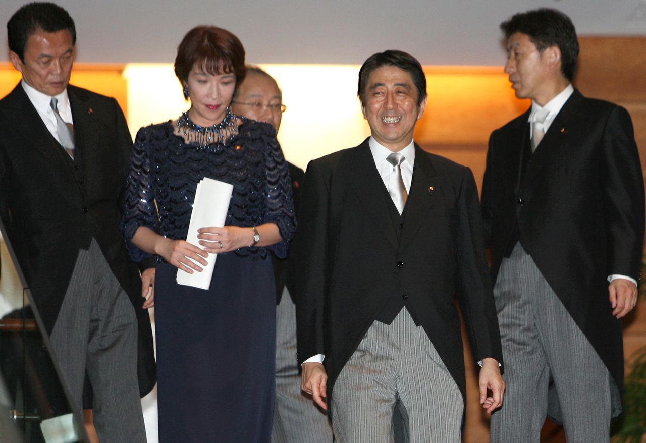 Takaichi Sanae (en el centro, a la izquierda) con el primer ministro Abe Shinzō (en el centro, a la derecha) en 2006. (© Reuters)