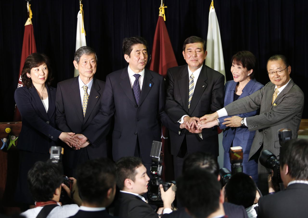 Principales figuras del PLD en 2012 desde la izquierda: la presidenta del Consejo General, Noda Seiko; el vicepresidente del PLD, Kōmura Masahiko; el presidente del PLD, Abe Shinzō; el secretario general, Ishiba Shigeru; la presidenta del Consejo de Investigación de Políticas del PLD, Takaichi Sanae; el presidente del Comité de Estrategia Electoral, Kawamura Takeo. Fotografía tomada el 25 de diciembre de 2012. (© Reuters)