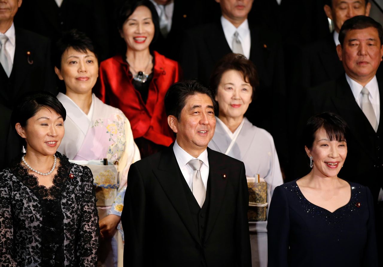 Takaichi Sanae (en primera fila, a la derecha), nombrada ministra de Asuntos Internos y Comunicaciones, es una de las cinco mujeres en el Gabinete que el primer ministro Abe Shinzō inauguró en 2014. (© Reuters)
