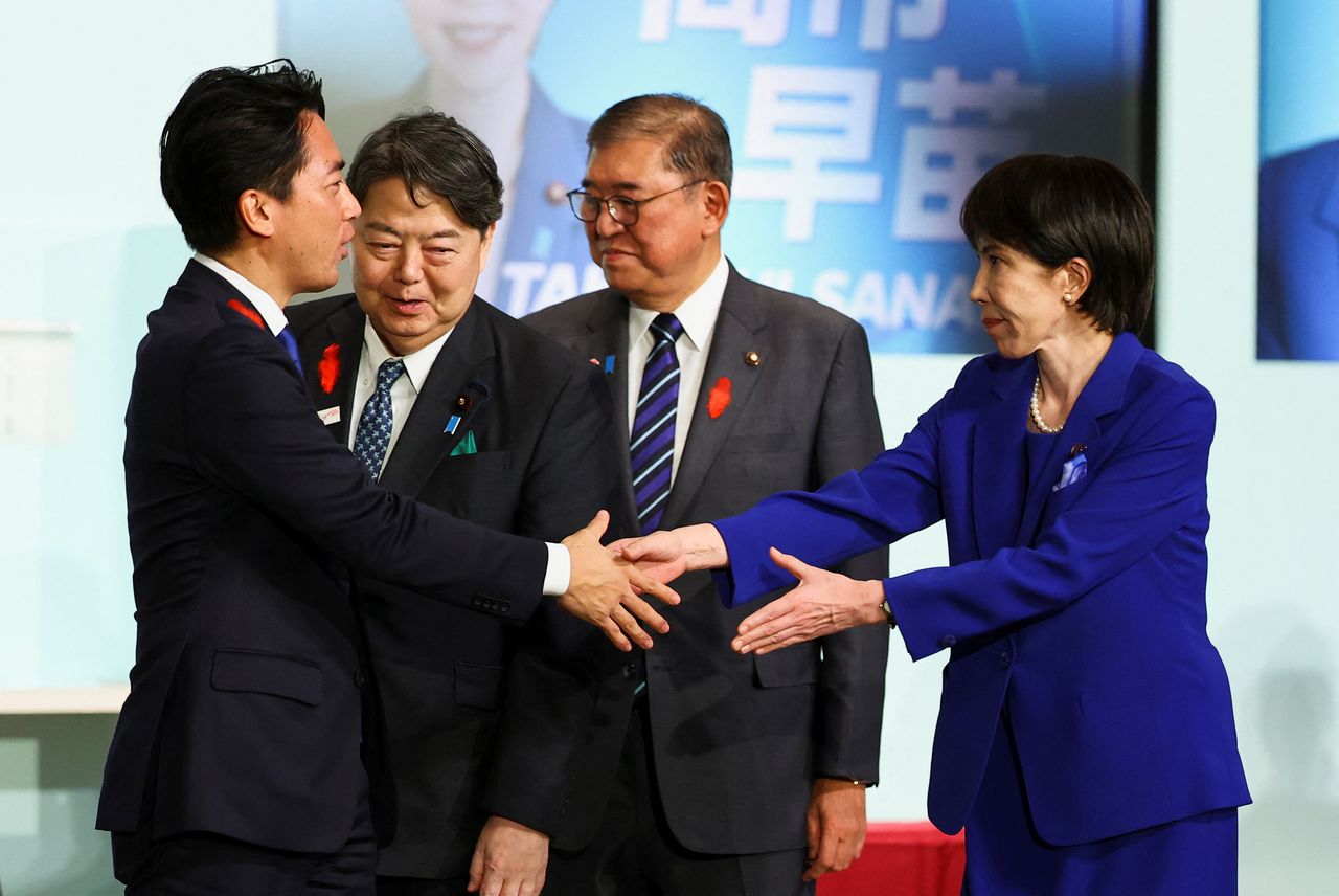 Takaichi Sanae (a la derecha) estrecha la mano con Koizumi Shinjirō tras las elecciones presidenciales del PLD de 2025 el 4 de octubre de 2025. (© Reuters)