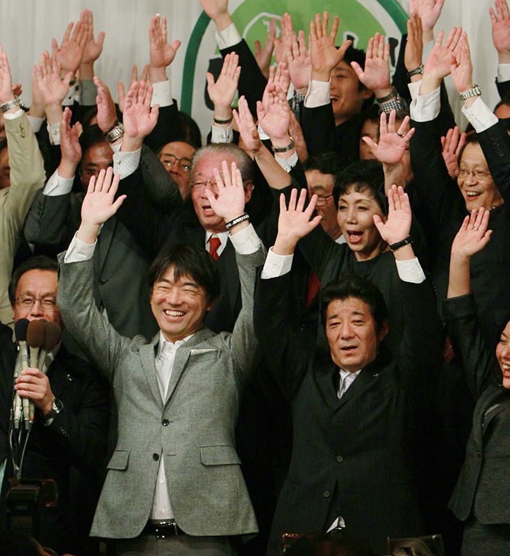 Hashimoto Tōru (en la fila de delante, a la izquierda) y Matsui Ichirō (ídem, a la derecha) celebran la noticia de que se prevé que salgan elegidos como alcalde y gobernador de Osaka, respectivamente, el 27 de noviembre de 2011. (© Jiji)