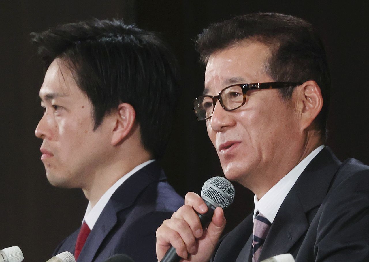 El alcalde Matsui (a la derecha) y el gobernador Yoshimura ofrecen una rueda de prensa después del segundo referéndum en el que se rechazó el plan de convertir Osaka en una metrópolis, el 1 de noviembre de 2020. (© Jiji)