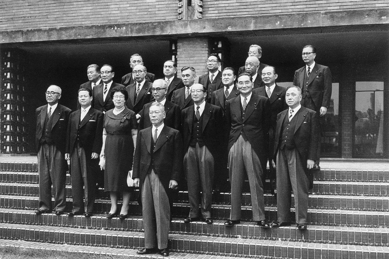 Nakayama Masa, la primera japonesa en ser elegida ministra, es la tercera por la izquierda, en la segunda fila. (© Jiji)