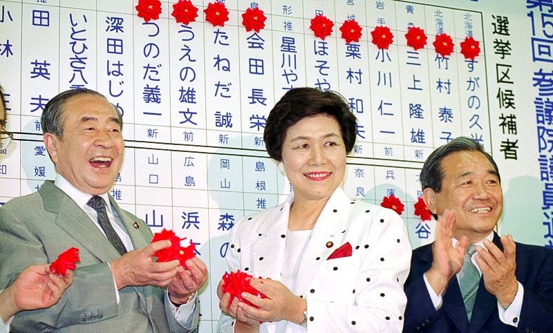 Doi Takako sonríe tras el gran aumento de escaños para el PSJ en la Cámara de Consejeros, el 23 de julio de 1989. (© Jiji)