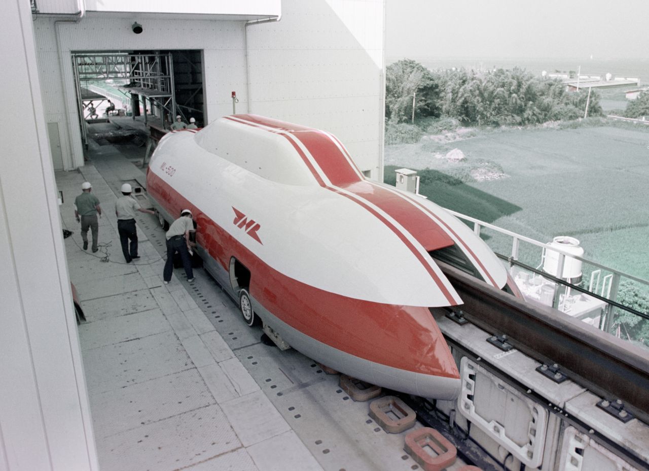 Vehículo experimental maglev utilizado en la antigua línea de pruebas de Miyazaki de los Ferrocarriles Nacionales Japoneses; 5 de julio de 1978, ciudad de Hyūga, prefectura de Miyazaki. (Kyōdō)