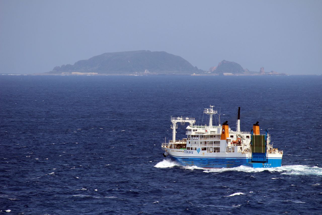 El Ferri Toshima y la isla Kodakarajima de fondo. (PIXTA)