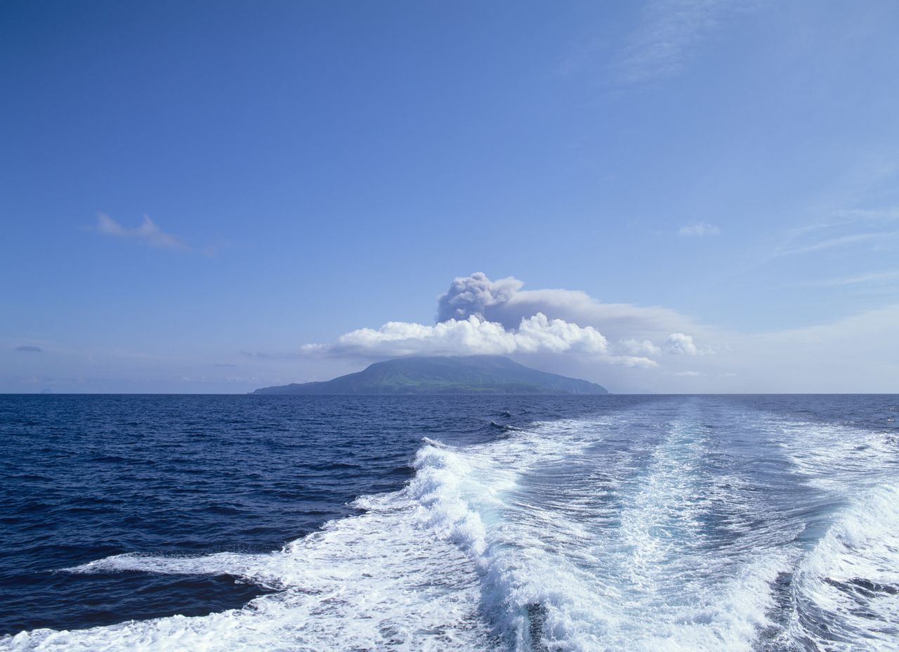 Suwa-no-se-jima y su característica fumarola. (PIXTA)