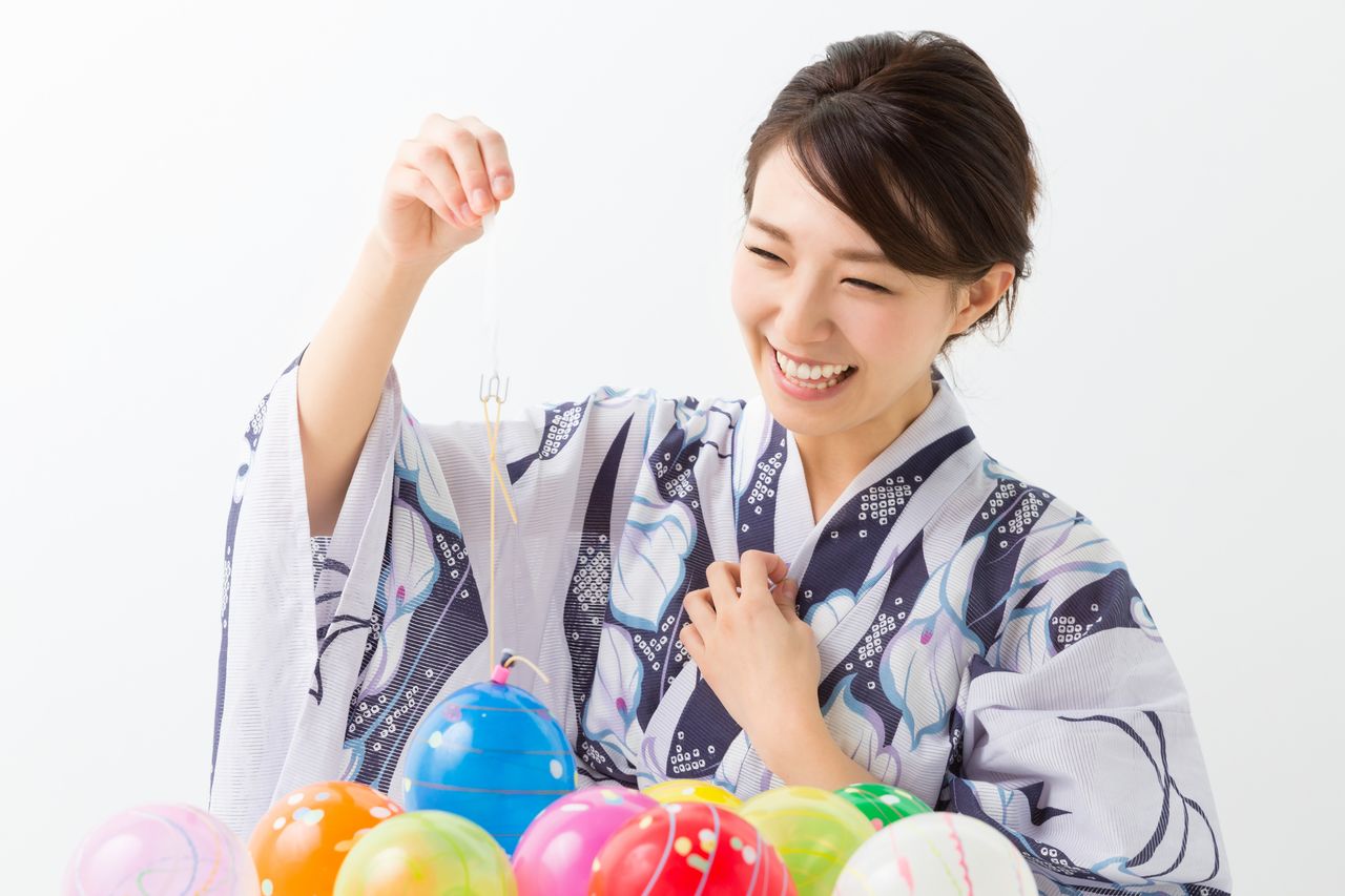 Pesca de globos de agua, uno de los juegos presentes en los festivales de verano japoneses. 
