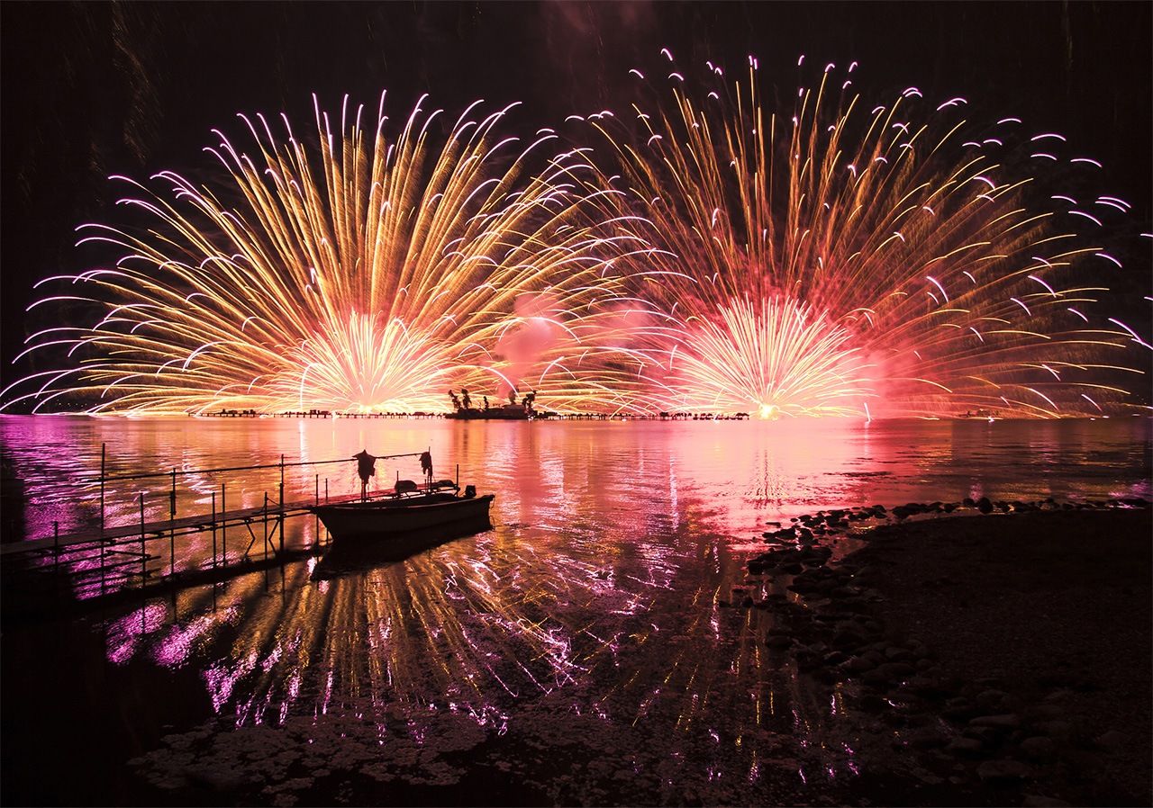 Fuegos artificiales en el lago Suwa, uno de los mejores espectáculos de pirotecnia de todo Japón, con cerca de 40.000 fuegos artificiales. Los del tipo Niágara se extienden en cascada unos dos kilómetros.