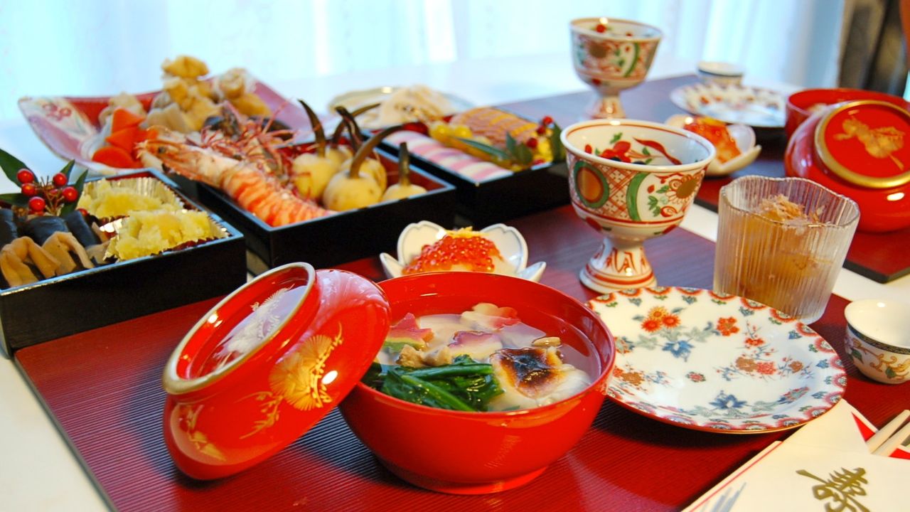 Una tradicional mesa de Año Nuevo en Japón: al frente a la izquierda, sopa zōni, palillos de celebración y, detrás, la comida osechi. (Por cortesía de David Z. en Flickr)
