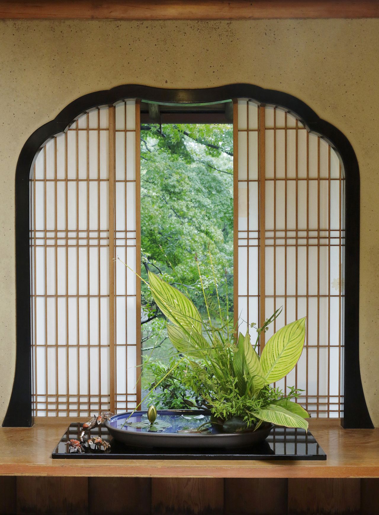 Moribana que representa un paisaje natural en un recipiente suiban. Este estilo de arreglo floral lo inventó el maestro Ohara Unshin a finales del siglo XIX. ©Escuela de Ikebana Ohara