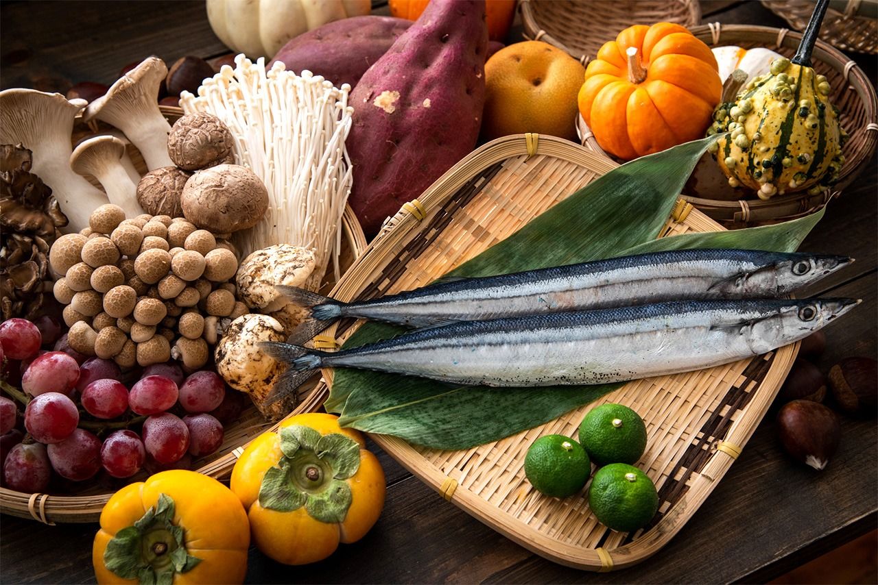Productos de otoño (de izquierda a derecha, en el sentido de las agujas del reloj): uvas, varios tipos de setas, boniato o camote, pera, calabazas, paparda del Pacífico, castañas, sudachi y caquis. 