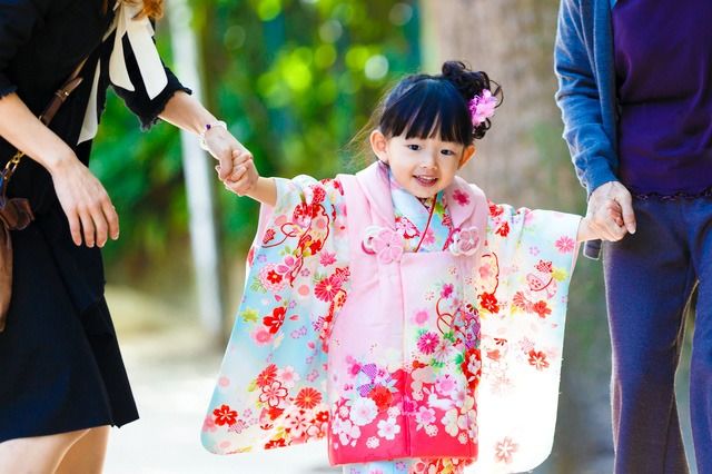 Niña de tres años ataviada con un kimono para la tradicional visita al santuario con motivo del Shichigosan. 