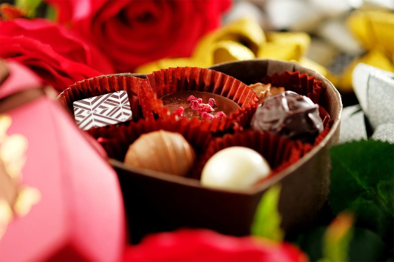 Según la tradición japonesa, las mujeres les regalan chocolate a los hombres el Día de San Valentín. 