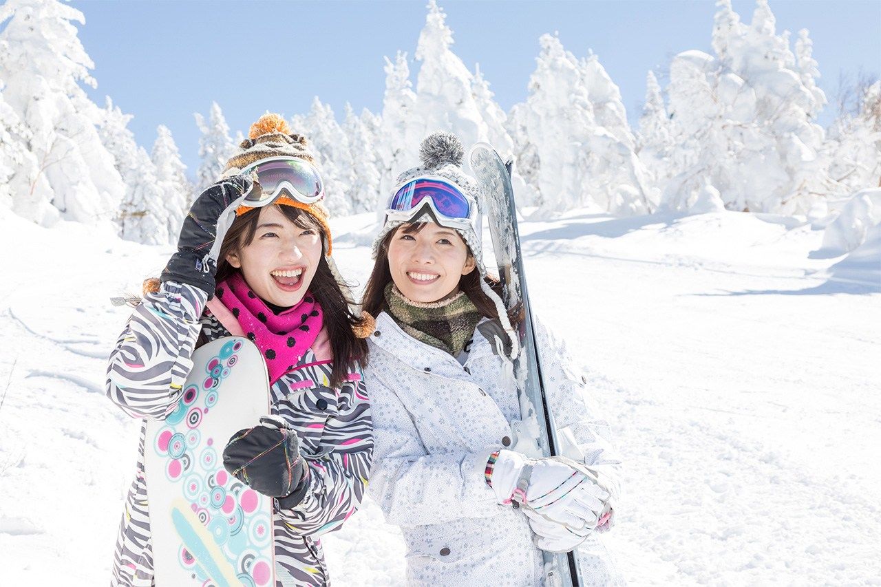 Se puede practicar snowboard entre árboles con cencelladas en algunas estaciones de esquí.  