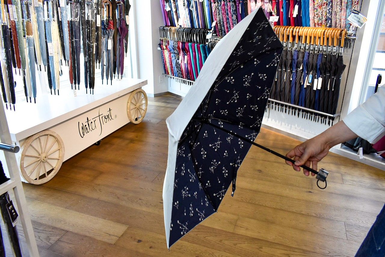 Paraguas con revestimiento de plata para bloquear mejor la luz, el calor y los rayos ultravioleta. Al plegarlo, la parte mojada queda en el interior, de modo que el usuario no se moja las manos.